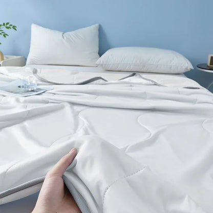 Silky Cooling Summer Quilt Lightweight Comforter 10 Colors | Wahooly Silky Cooling Summer Quilt – Lightweight Air Conditioner Comforter for Hot Sleepers