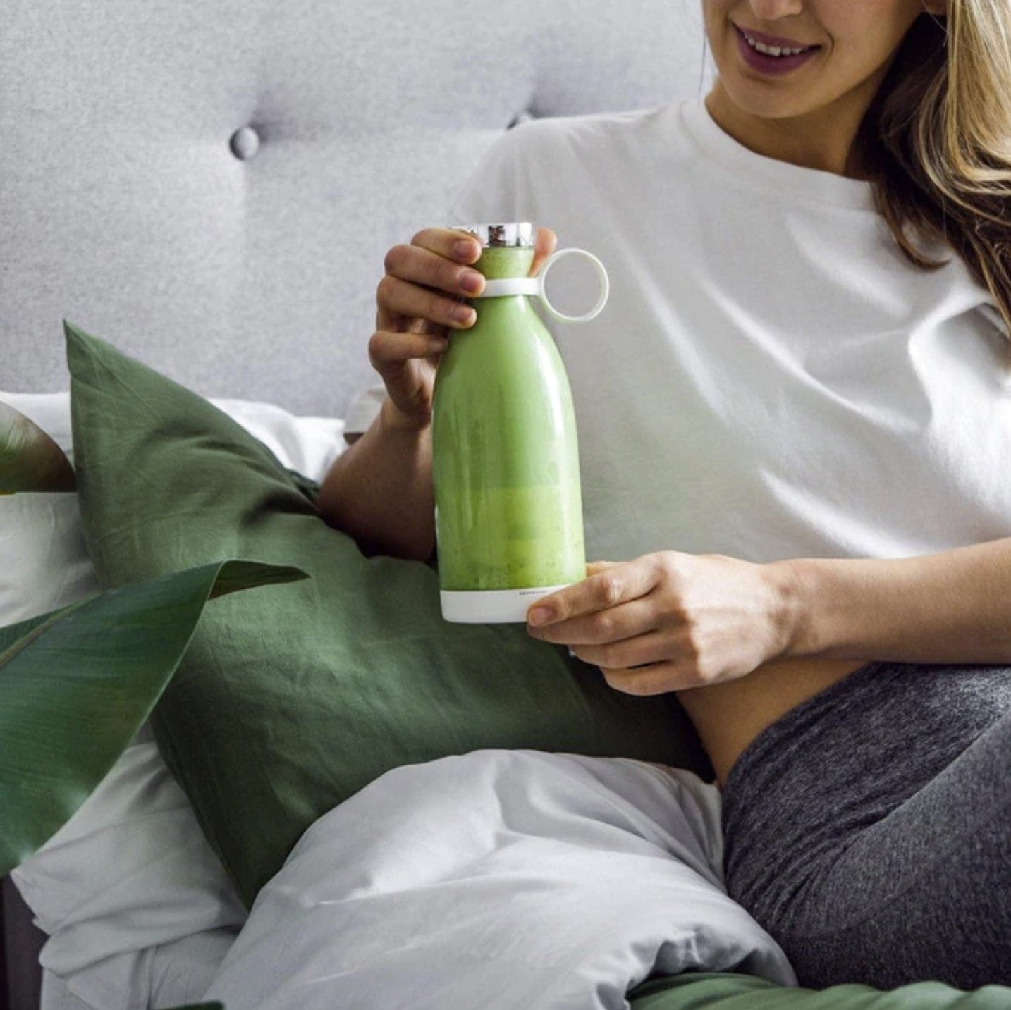 Wireless Mini Fruit Blender Juicer - 350ML Portable Electric, Perfect for On-the-Go! Wireless Mini Fruit Blender Juicer - 350ML Portable Electric, Perfect for On-the-Go!